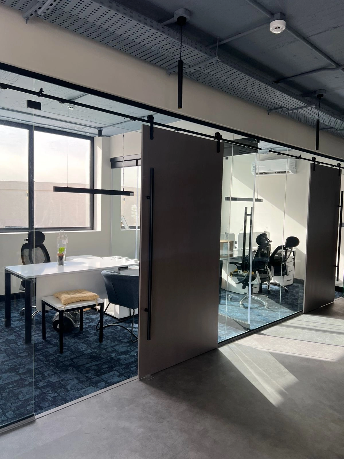 مكاتب زجاج في جدة تركيب زجاج سيكوريت وأبواب زجاج