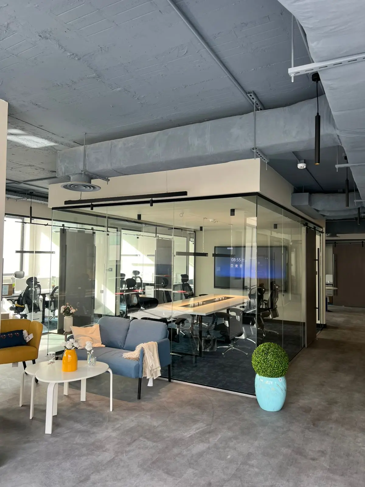 تصميم داخلي لمكتب حديث يضم غرفة اجتماعات بقواطع زجاجية