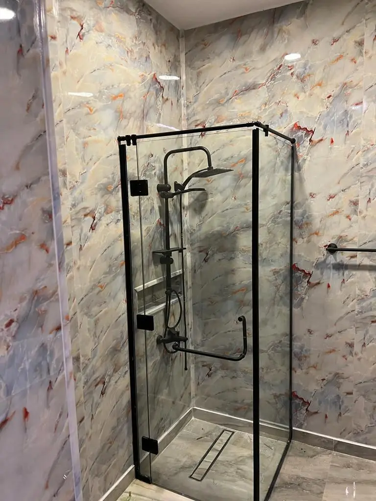 كبينة شاور زجاجية زاوية بإكسسوارات باللون الأسود في جدة .