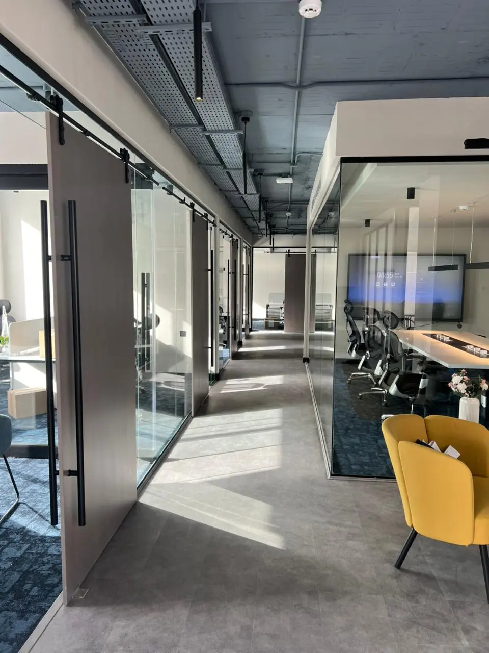 قاطع زجاجي لمكتب بباب سحاب ونظام تعليق علوي أسود