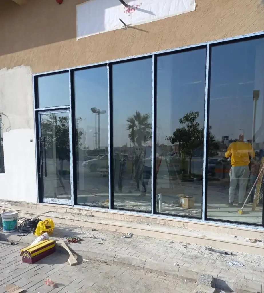 واجهة محل تجاري خارجية من الزجاج السيكوريت وإطارات الألمنيوم في جدة.