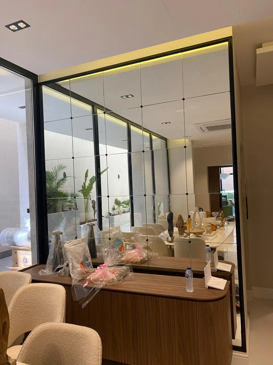 ديكور مرايا حائط مقسمة لمربعات مع فواصل ونقاط تثبيت في جدة.