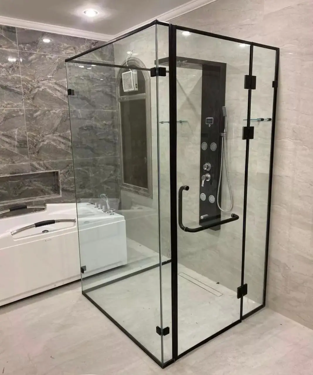 كبينة شاور زجاجية مربعة بإطار أسود واكسسوارات سوداء في حمام مودرن.