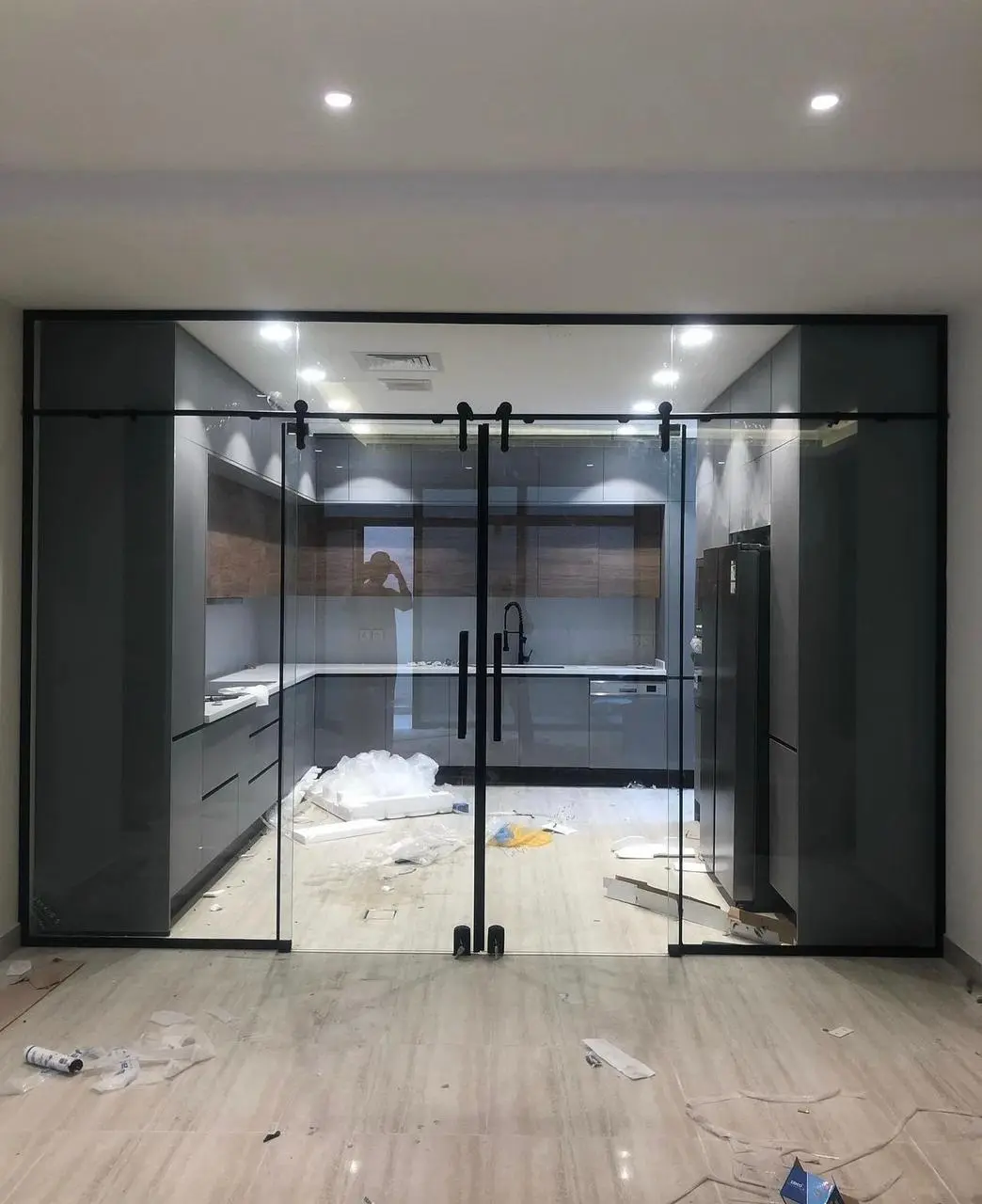 واجهة مطبخ زجاجية بإطار أسود وتصميم مودرن