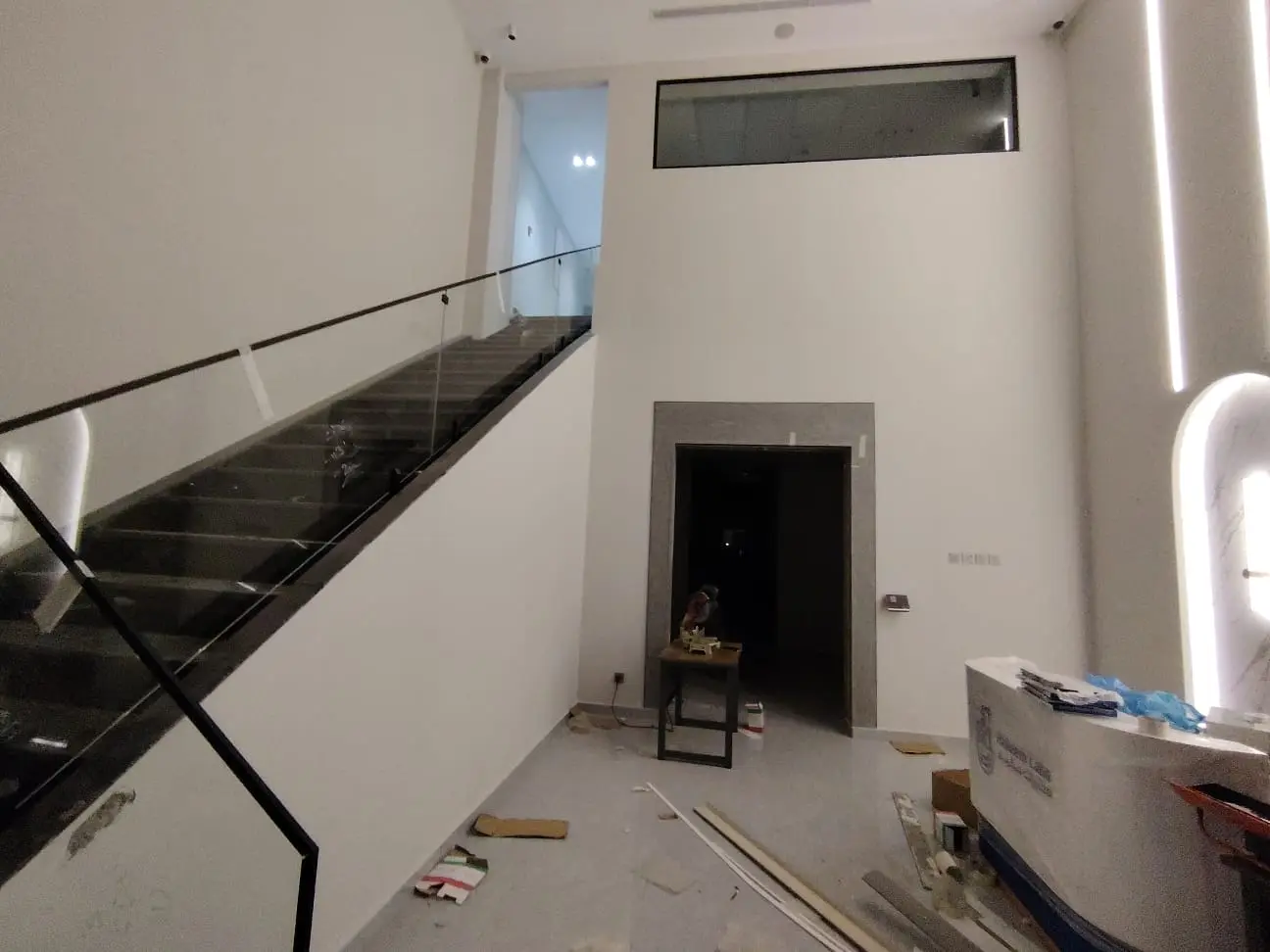 درابزين زجاجي للدرج بمقبض أسود وتصميم بسيط في جدة.