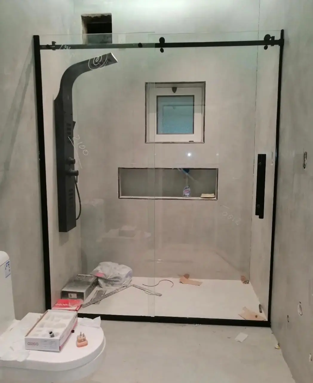 باب شاور زجاجي سحاب مع نظام تعليق علوي أسود .