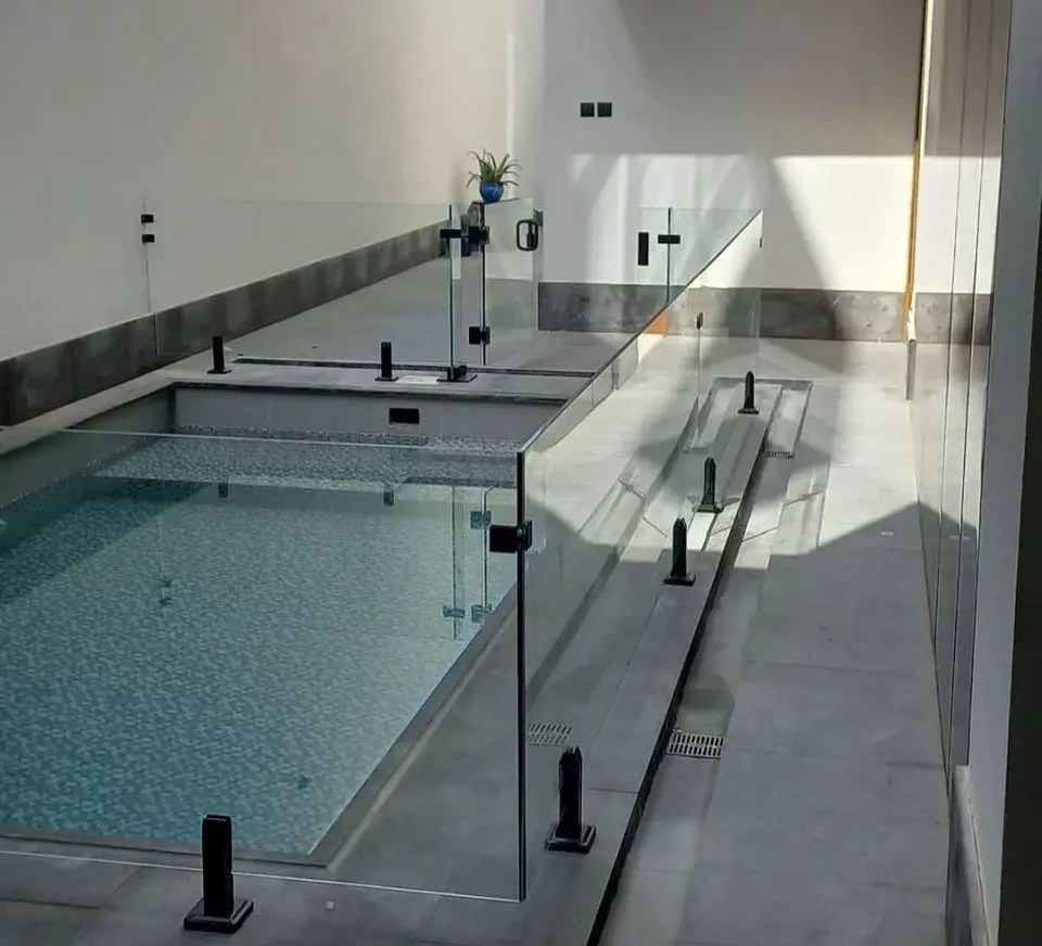 سياج زجاجي للمسبح بقواعد تثبيت أرضية