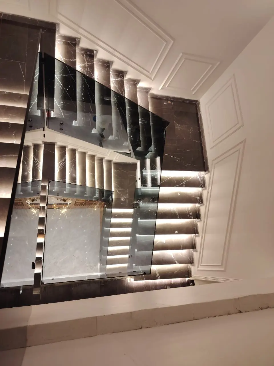 درابزين زجاجي للدرج بتصميم مودرن مع إضاءة مخفية