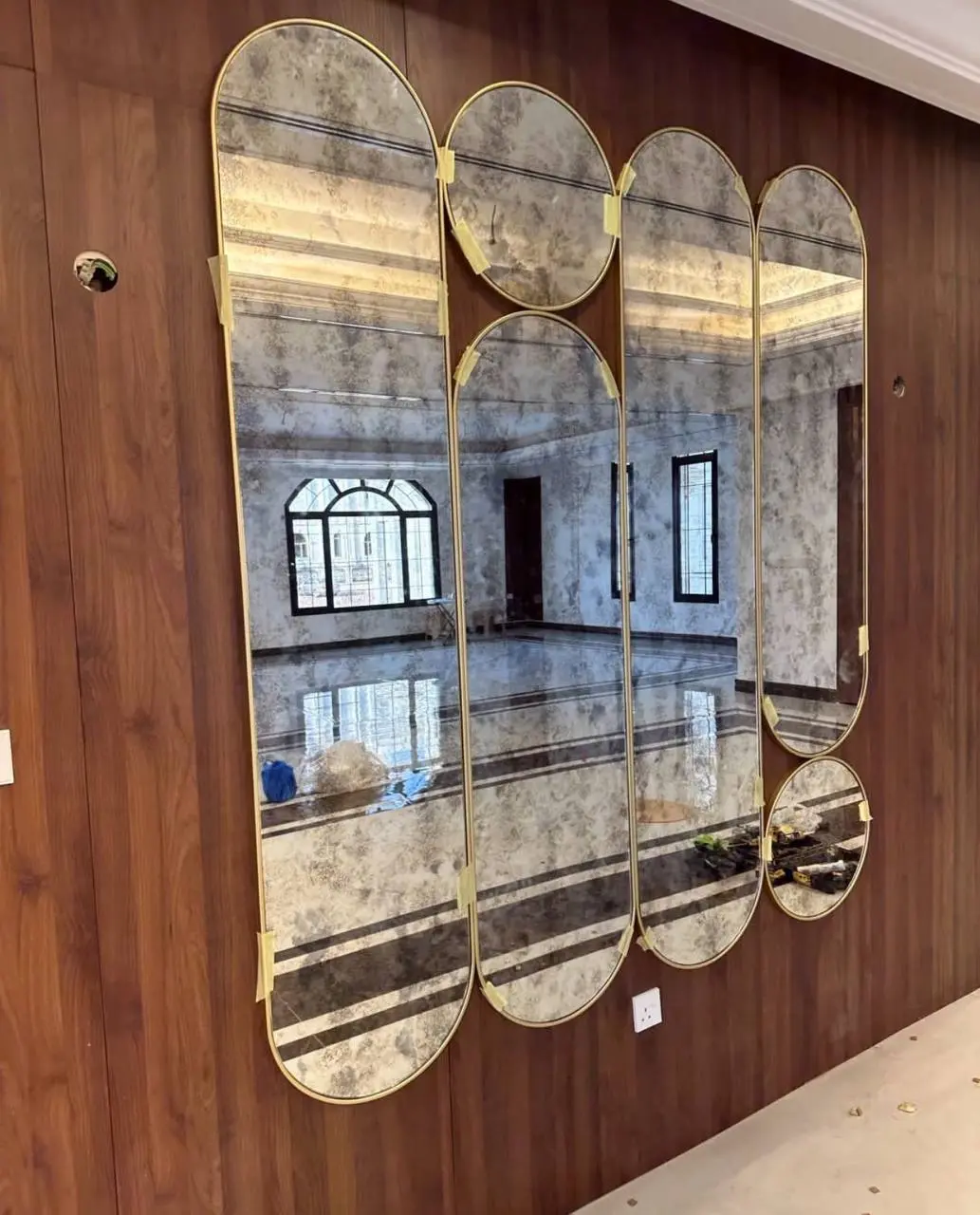 مرايا ديكورية طويلة ودائرية بزجاج معتق وإطار ذهبي في جدة.