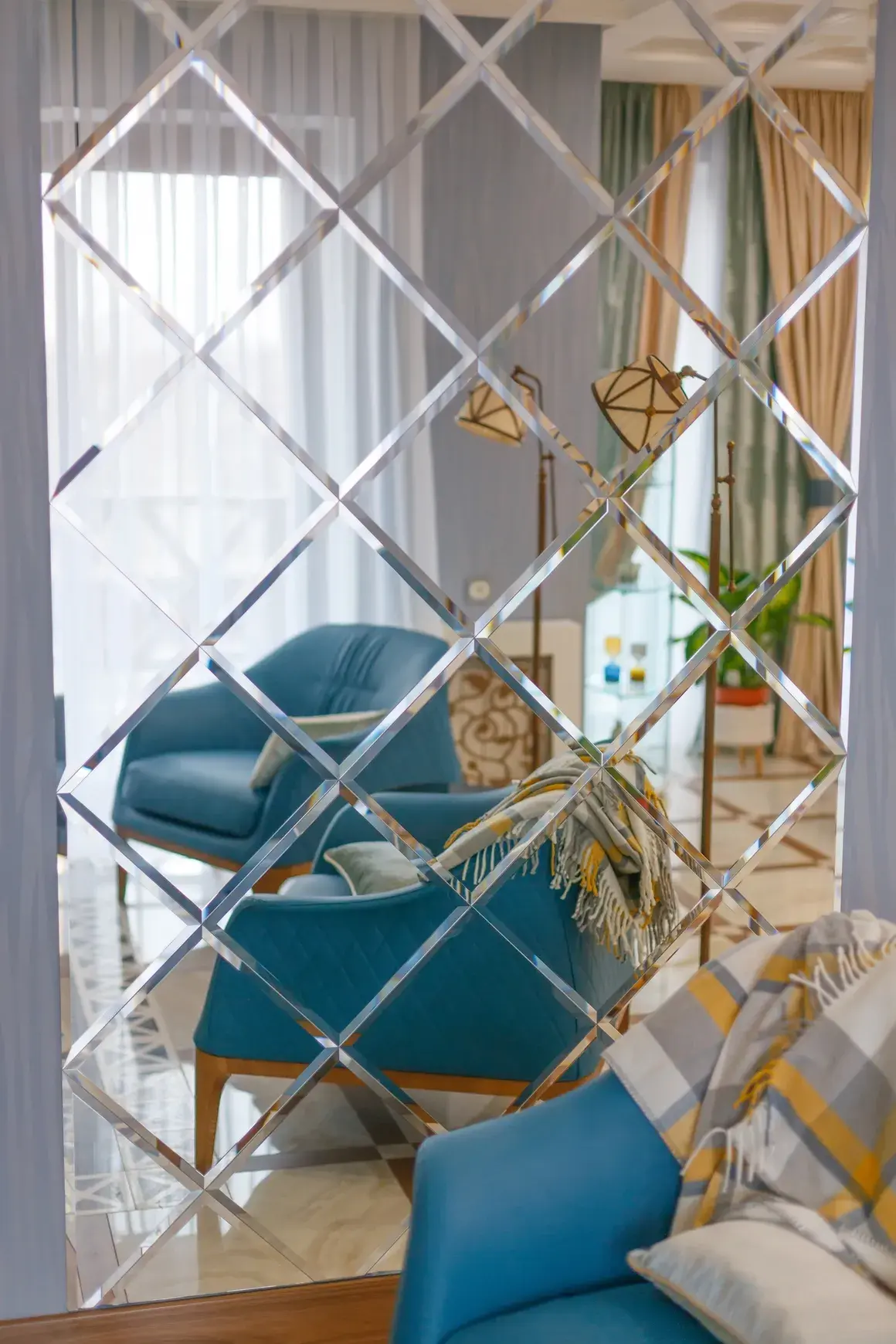 مرايا حائط بتصميم معينات هندسي وحواف مشطوفة.