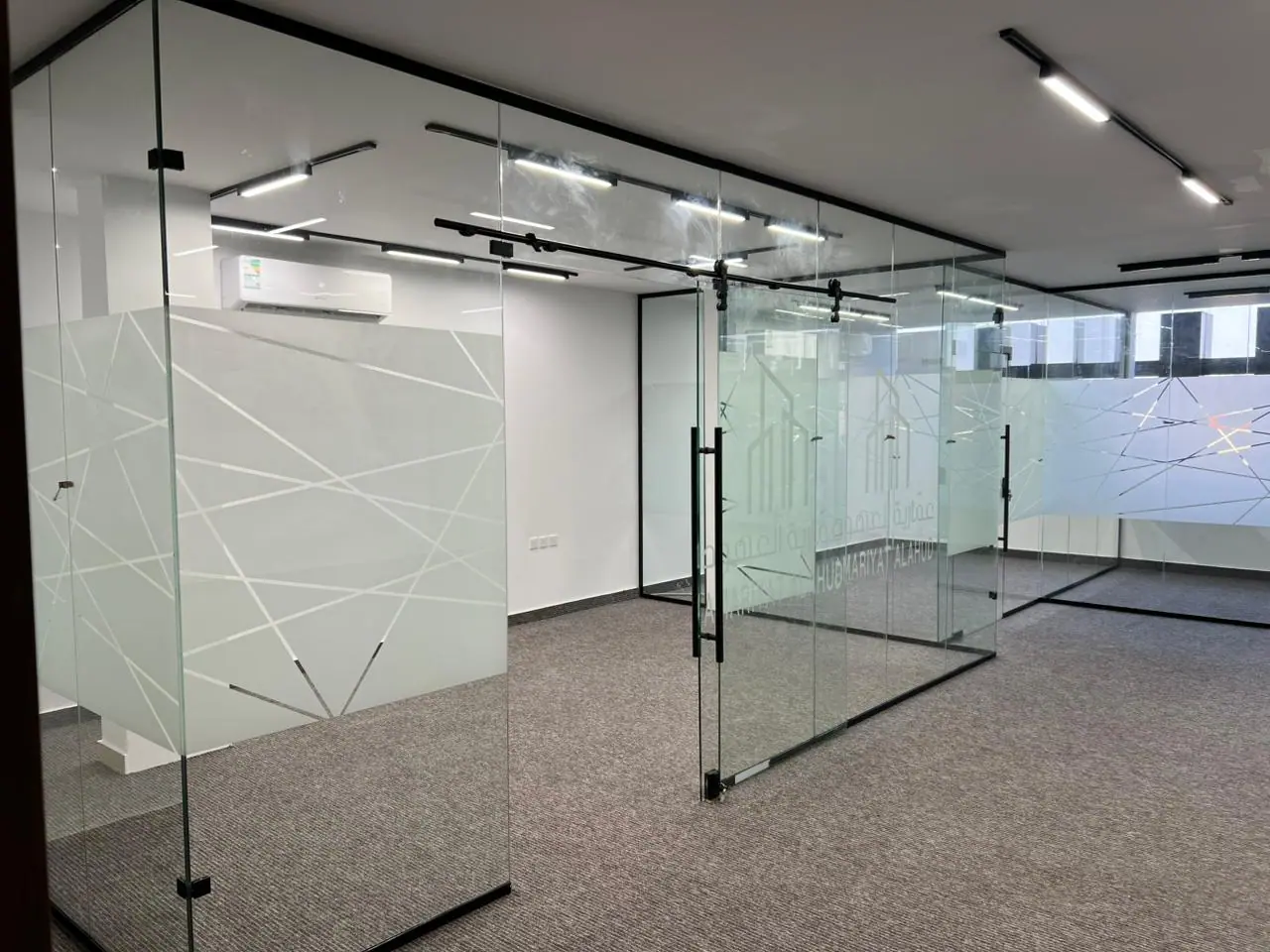 مكتب من الزجاج السيكوريت في جدة