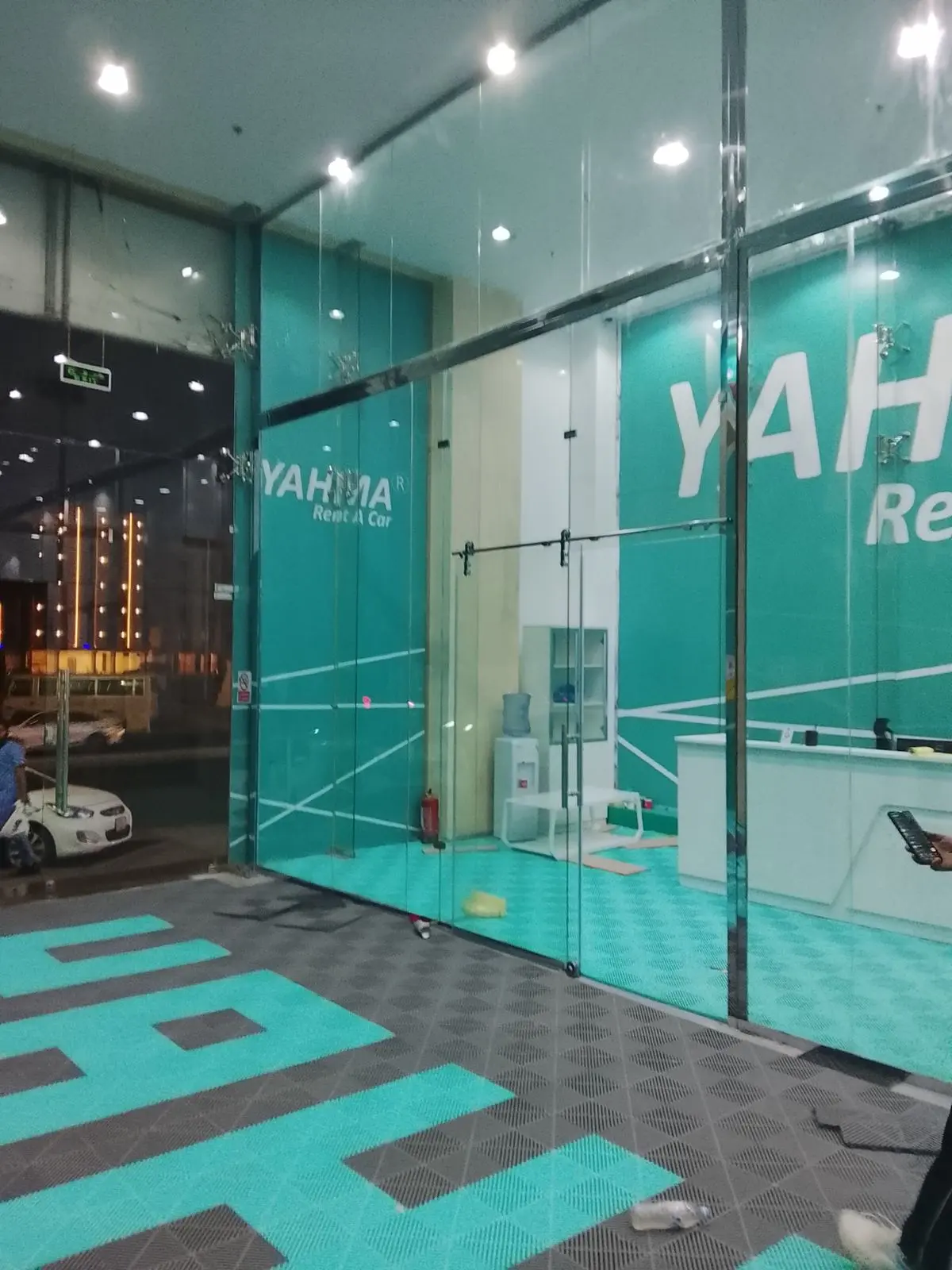 واجهة مكتب من الزجاج السيكوريت في جدة